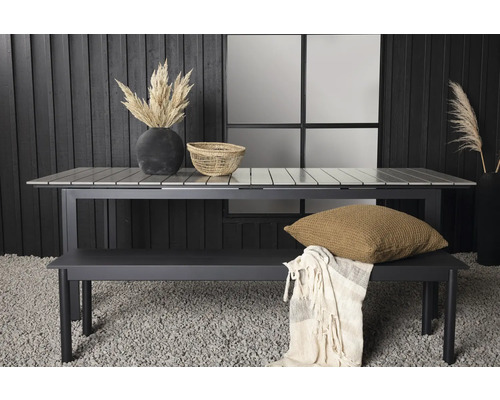 Trädgårdsscen med utdragbart bord, bänk, kudde och dekorationer