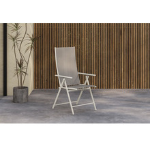 Trädgårdsscen med en hopfällbar stol av metall och textil