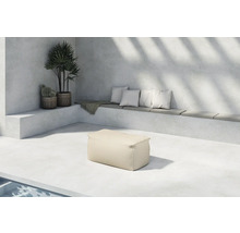 Ljus uteplats med sittbänk, kuddar, sidobord och växter