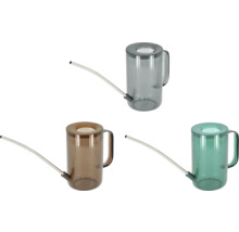 Tre transparenta vattenkannor med lång pip