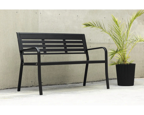 Svart trädgårdsbänk i metall med växt