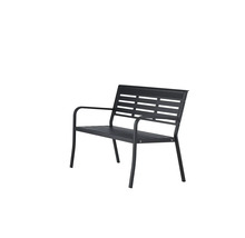 Trädgårdsbänk av metall med armstöd