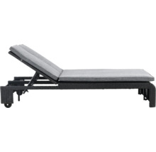 Trädgårds solstol i rotting med justerbart ryggstöd och grå dyna