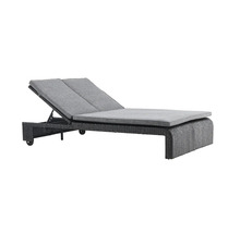 Trädgårdssäng av polyrotting med grå dynor