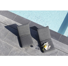 Två grå solstolar bredvid en pool på stenplattor.