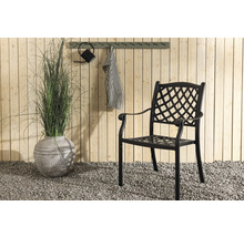 Trädgårdsscen med stol, dekoration och växter