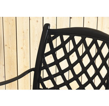 Närbild av ryggstödet på en svart trädgårdsstol med rottingmönster