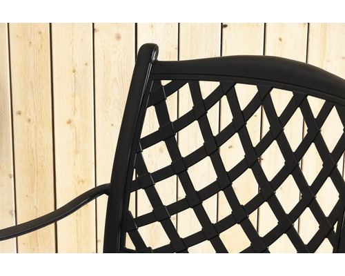 Närbild av ryggstödet på en svart trädgårdsstol med rottingmönster