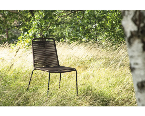 Trädgårdsscen med en modern stol av metall och rep