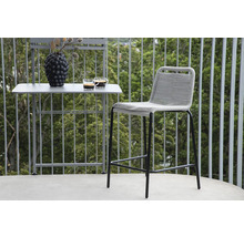 Balkongscen med bistrobord, dekoration och barstol