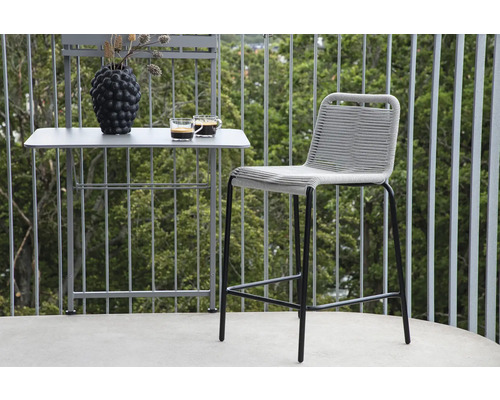 Balkongscen med bistrobord, dekoration och barstol