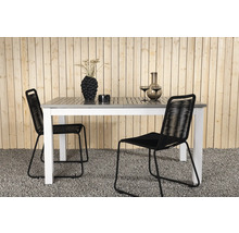 Matgrupp med bordsskiva och två repstolar framför trävägg