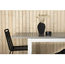 Trädgårdsscen med bord, stol, dekorativ vas och ljus