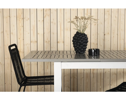 Trädgårdsscen med bord, stol, dekorativ vas och ljus