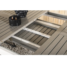 Utdragbart trädgårdsbord i trä med ljus