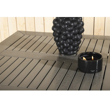 Detalj av ett trädgårdsbord med dekorationer