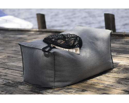 Grå sittsäck med tidning och väska på trädäck