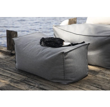 Grå sittpuff på trädäck med sjö i bakgrunden