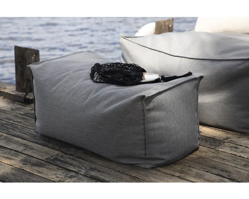 Grå sittpuff på trädäck med sjö i bakgrunden