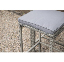 Närbild av en barstol i rotting med sittdyna