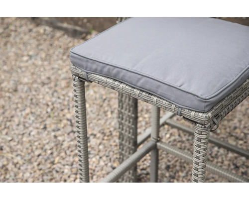 Närbild av en barstol i rotting med sittdyna