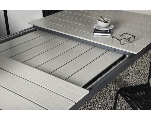 Utdragbart trädgårdsbord med ram och bordsskiva i trä