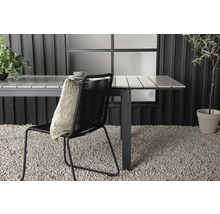 Terrassscen med trädgårdsbord, stol och dekoration på grusgolv