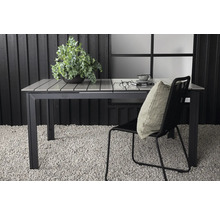 Trädgårdsscen med matbord, stol och dekoration för en stilfull utomhusplats