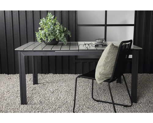 Trädgårdsscen med matbord, stol och dekoration för en stilfull utomhusplats