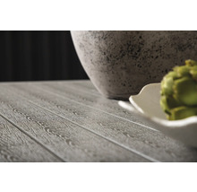 Närbild av en bänkskiva med trästruktur