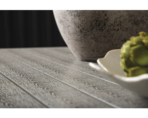 Närbild av en bänkskiva med trästruktur