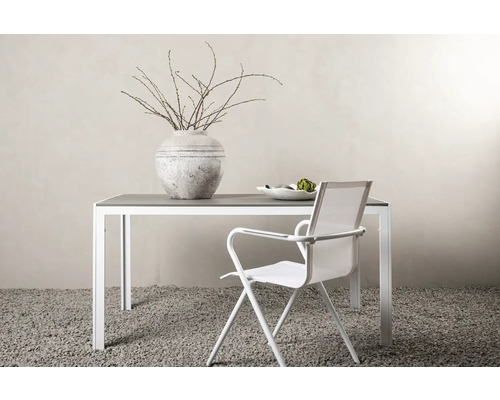 Matbord med dekoration och stol i en ljus och vänlig miljö.