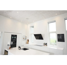 Ljust kök med köksö, fläkt och inbyggnadsugn