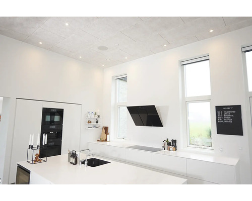 Ljust kök med köksö, fläkt och inbyggnadsugn