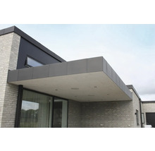 Exteriör av ett modernt hus med tegelväggar och markis