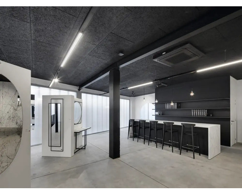 Interiör med bar, stolar och speglar i en modern design.