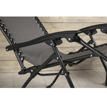 Närbild av en relaxstol med grå klädsel och svart ram.