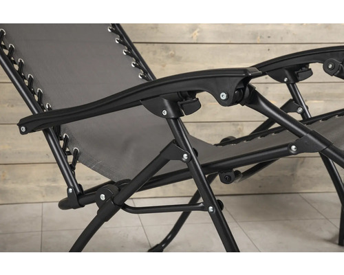 Närbild av en relaxstol med grå klädsel och svart ram.