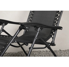 Detaljvy av en svart relaxfåtölj med metallram och textilklädsel