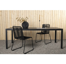 Matbord med stolar för utomhusbruk framför trävägg