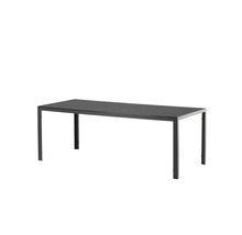 Rektangulärt trädgårdsbord med ribbad bordsskiva