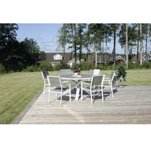 Trädgårdsscen med runt bord på en träaltan