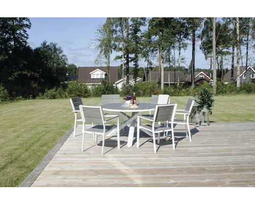 Trädgårdsscen med runt bord på en träaltan