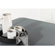 Keramikkanna och två keramiska muggar på en bricka