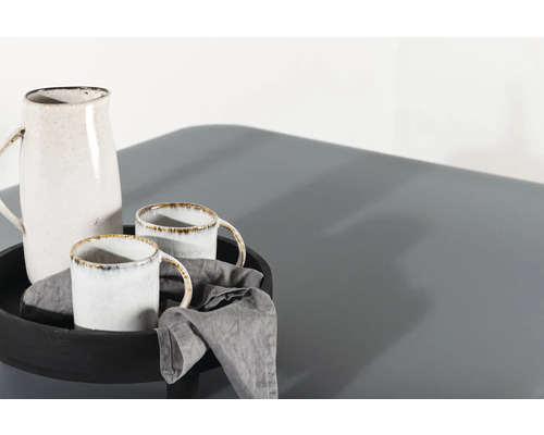 Keramikkanna och två keramiska muggar på en bricka