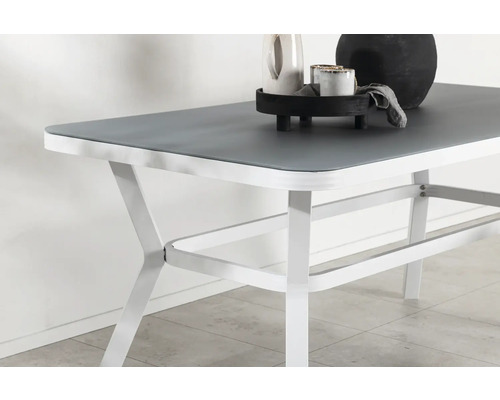 Matbord med grå bordsskiva och vit metallram