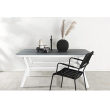 Matbord med stol, dekoration och porslin på en plan yta