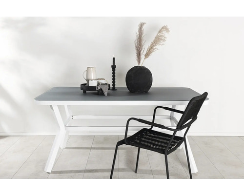 Matbord med stol, dekoration och porslin på en plan yta