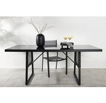 Svart matbord med glasskiva, stol och dekoration för matplatsen