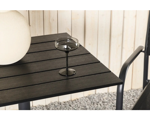 Detaljvy av ett bord med champagneglas